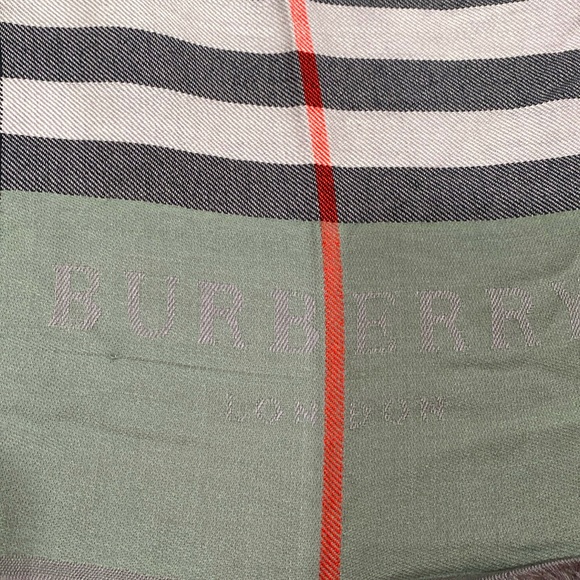 Burberry scarf π§£gray red black 100% cashmere made in Scotland 54β by 72β unisex - Picture 6 of 16